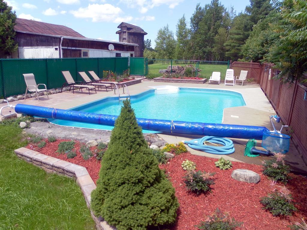Auberge De La Tour Et Spa Magog Exterior photo