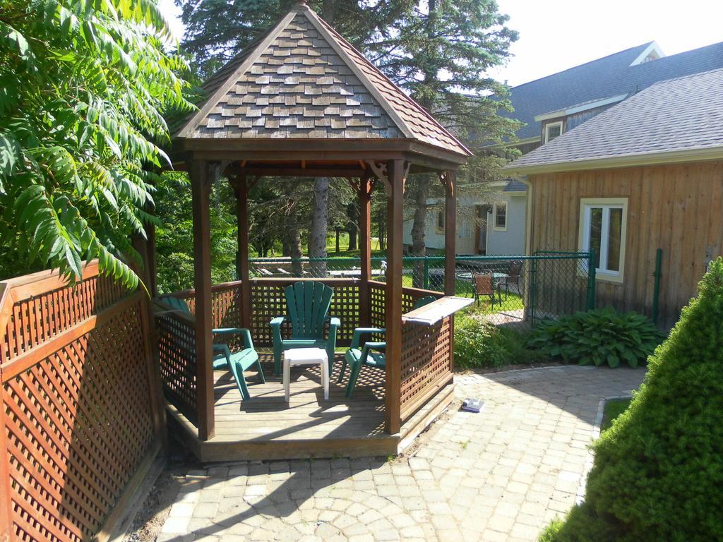 Auberge De La Tour Et Spa Magog Exterior photo