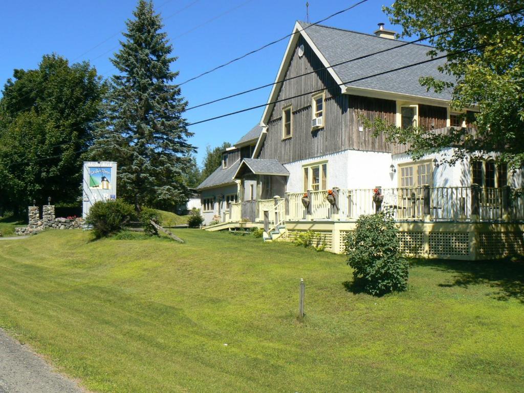 Auberge De La Tour Et Spa Magog Exterior photo