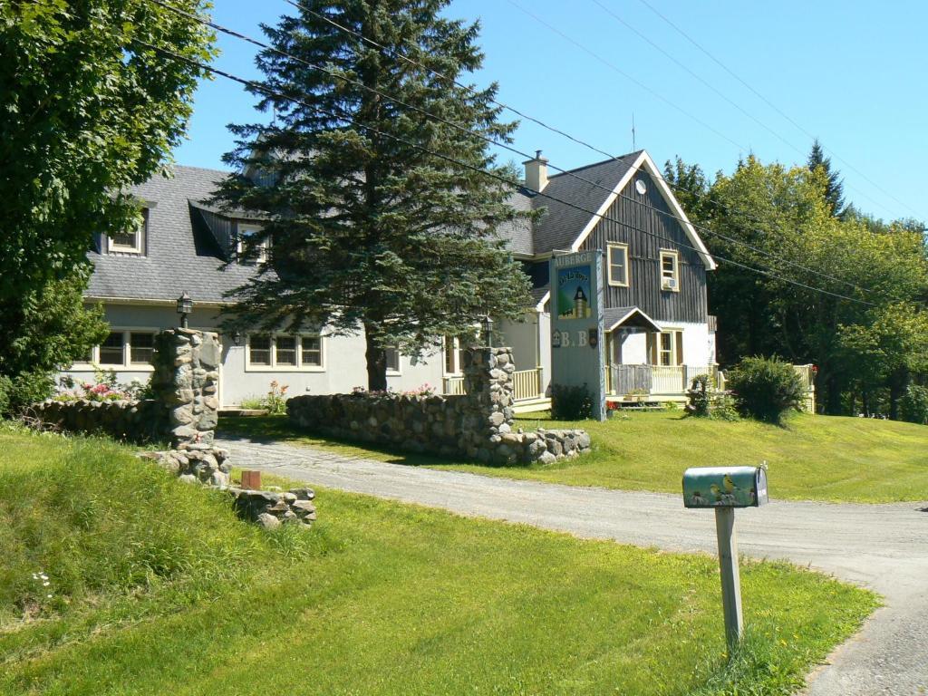 Auberge De La Tour Et Spa Magog Exterior photo