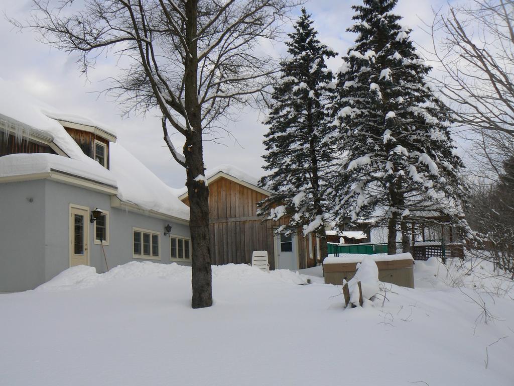 Auberge De La Tour Et Spa Magog Exterior photo