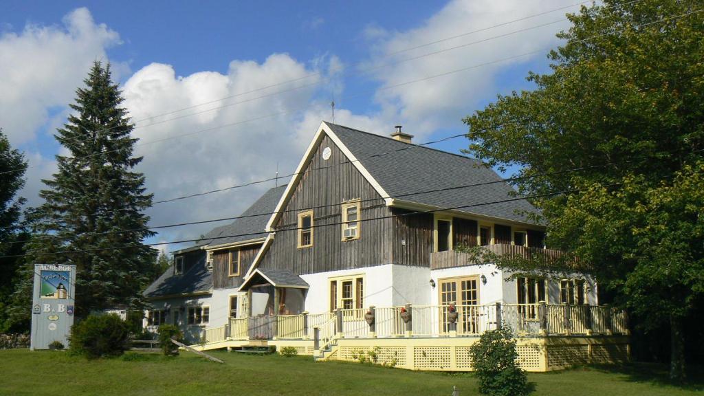 Auberge De La Tour Et Spa Magog Exterior photo