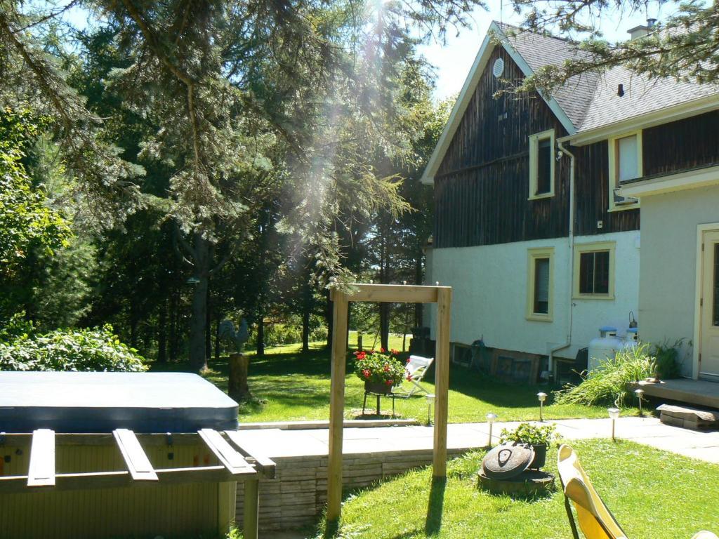 Auberge De La Tour Et Spa Magog Exterior photo
