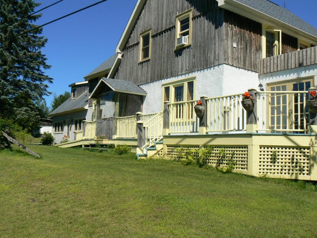 Auberge De La Tour Et Spa Magog Exterior photo