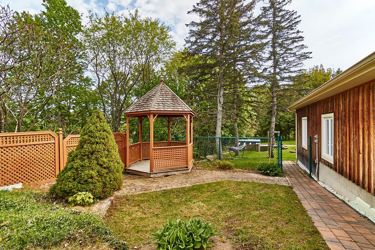 Auberge De La Tour Et Spa Magog Exterior photo
